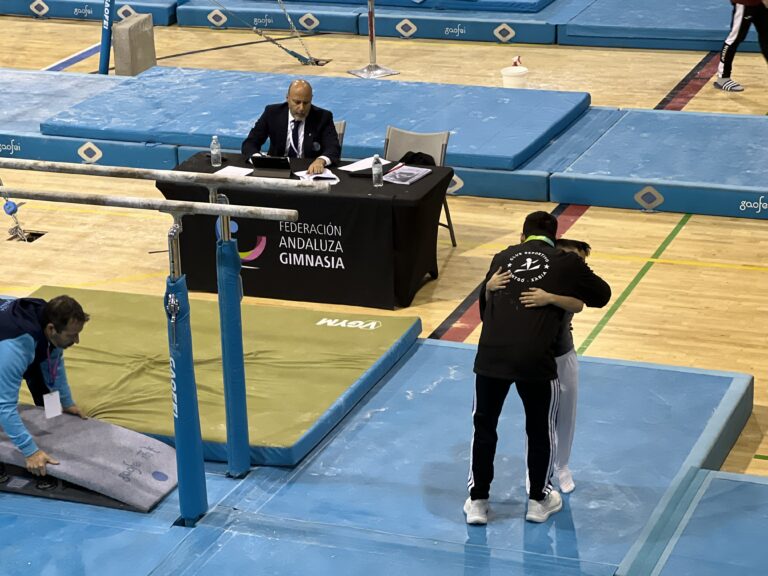 Álvaro finaliza ejercicio paralelas base 2 Sevilla 2026